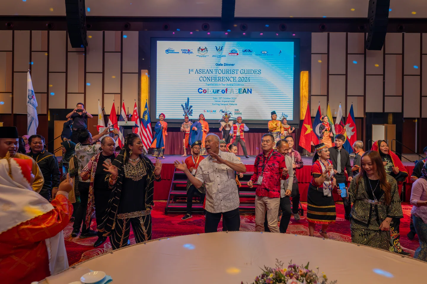 Perayaan budaya di ASEAN Tourist Guides Conference di Kuching