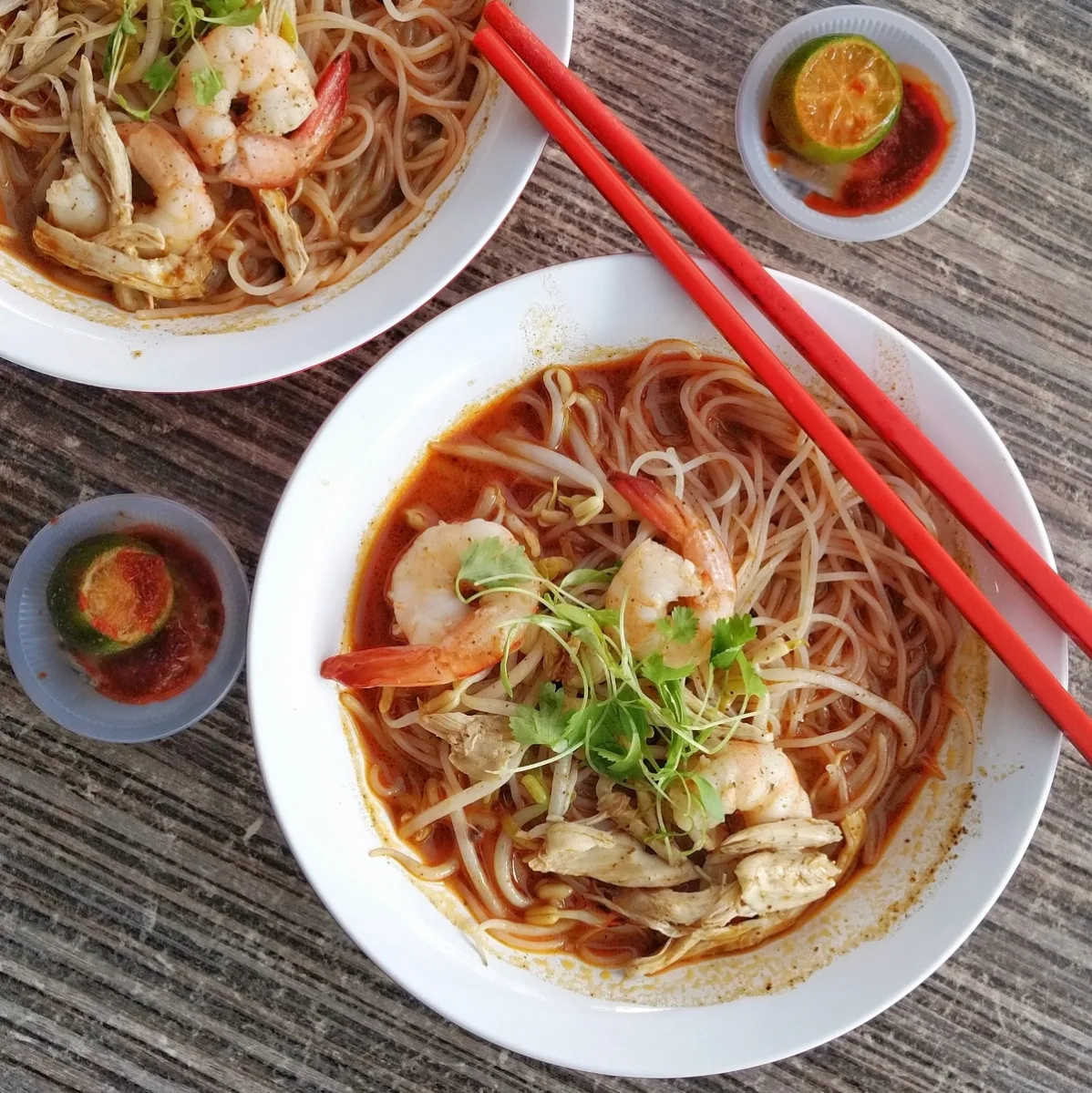 Laksa Sarawak dan pelengkapnya