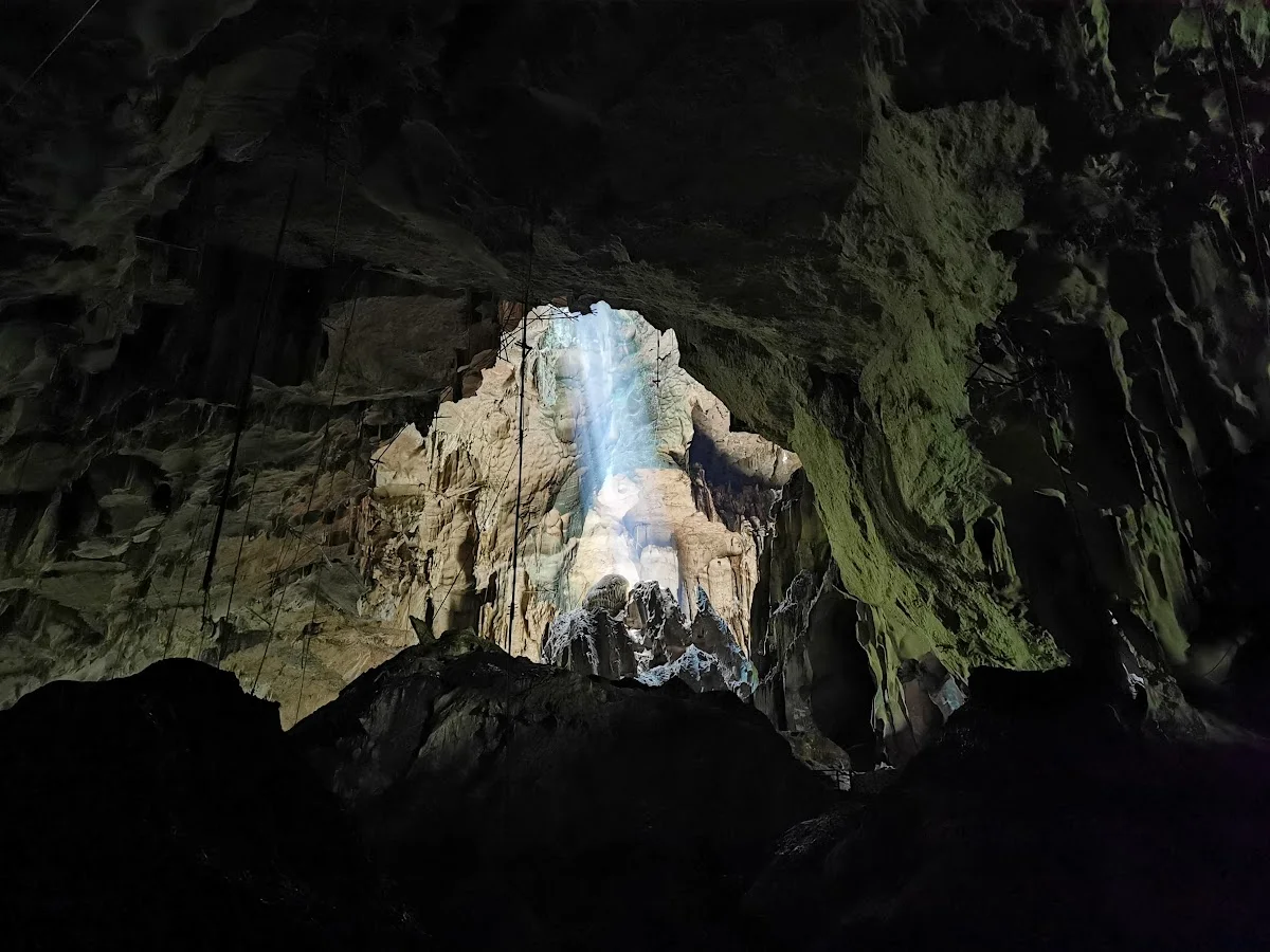 Cahaya matahari di dalam Gua Niah