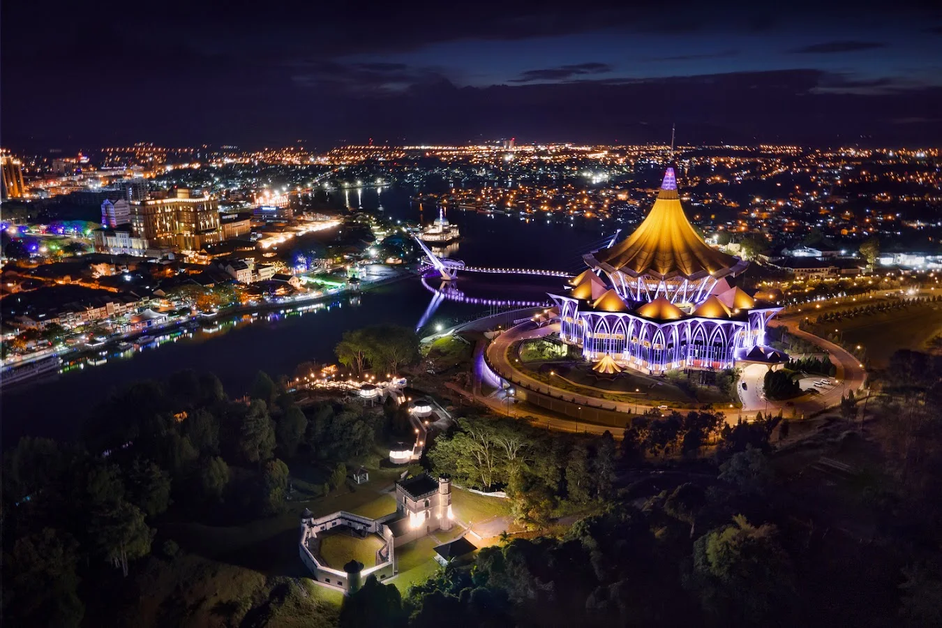 Tepian sungai Kuching, Jembatan Darul Hana, dan gedung DUN pada malam hari