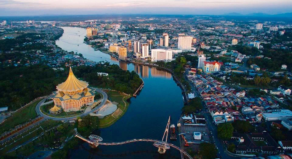 Kota Kuching dan Sungai Sarawak dilihat dari udara