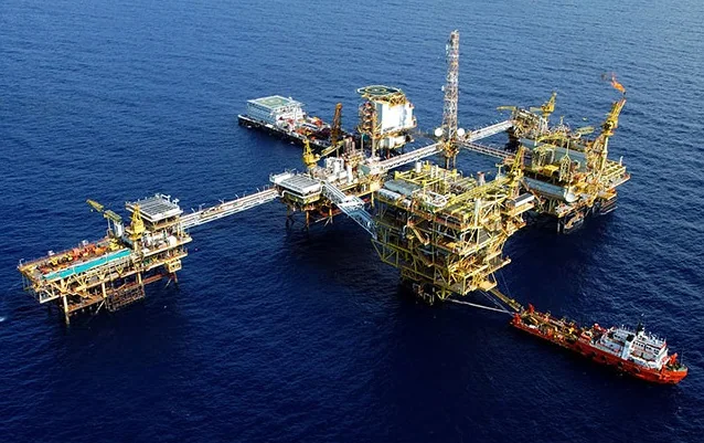 Anjungan minyak dan gas lepas pantai di laut